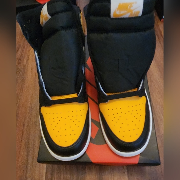 Air Jordan 1 Retro High OG "Yellow Toe /Taxis" 🚕 - Picture 9 of 12